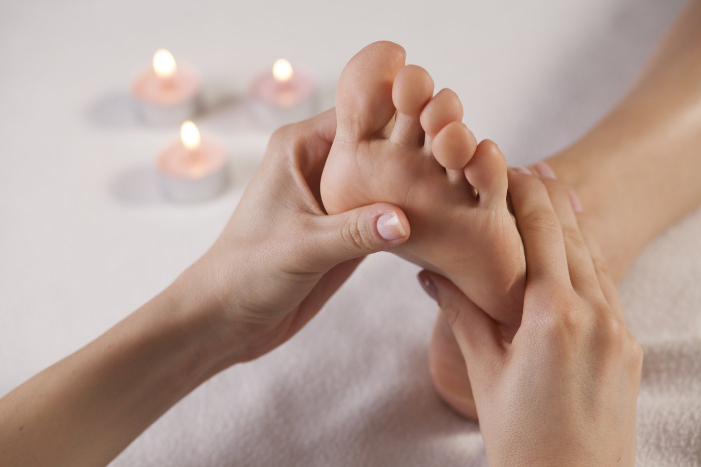 Séance de réflexologie plantaire, ambiance calme aux bougies